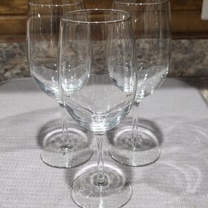 Elegant Clear Wine Glass Set
